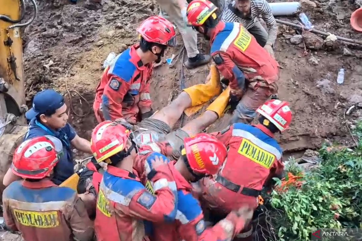 Two construction workers rescued after being buried by concrete sheet pile in East Jakarta