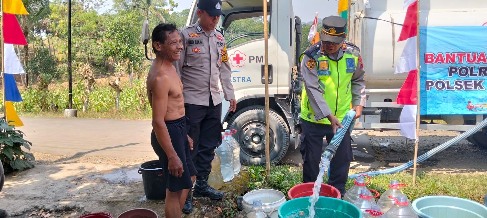 Tegal Police Distribute Clean Water to Villages Affected by Drought
