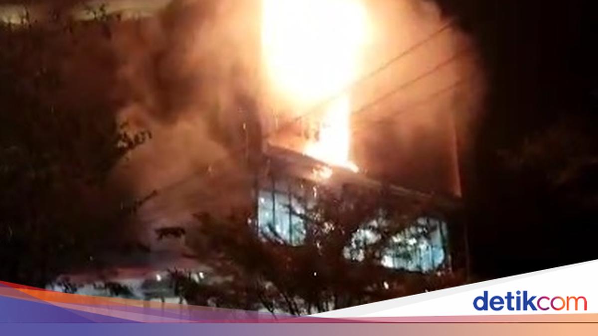 Nipah Mall in Makassar Engulfed in Flames, Police Secure the Scene