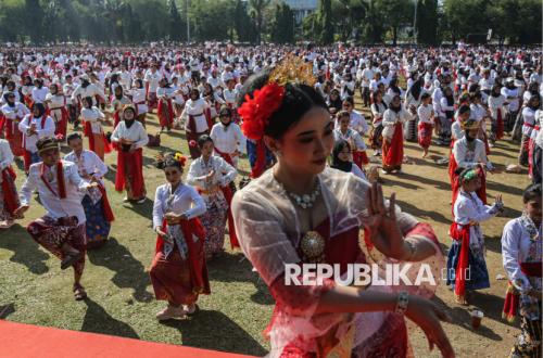 25,000 Dancers Perform Dug Dug Der Dance at Semarang's Simpang Lima