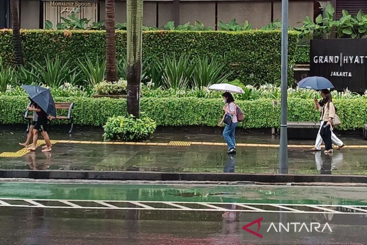 Monday, BMKG: Most of Indonesia cloudy with light rain
