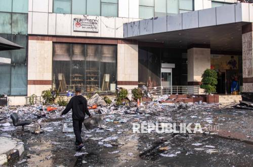 Jakarta Tax Office Fire Disrupts AI Traffic Light System, Manual Control Deployed