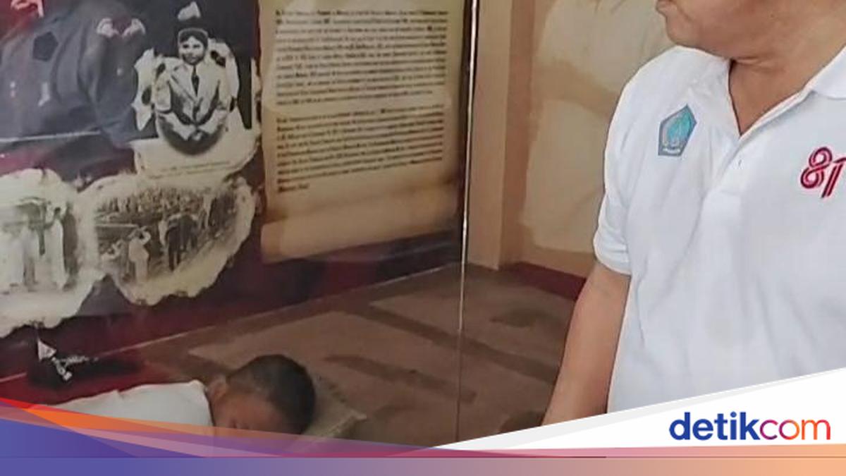 Man Sleeping in Museum Display Case Startles North Sulawesi Governor