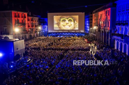 Shroud Bearing 60,000 Names of Gaza Victims Colours Locarno Film Festival