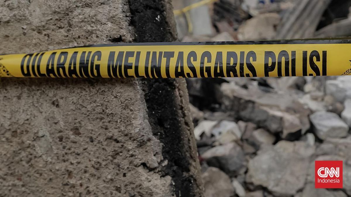 Two Project Workers Survive After Being Crushed by Concrete Drainage in Jatinegara