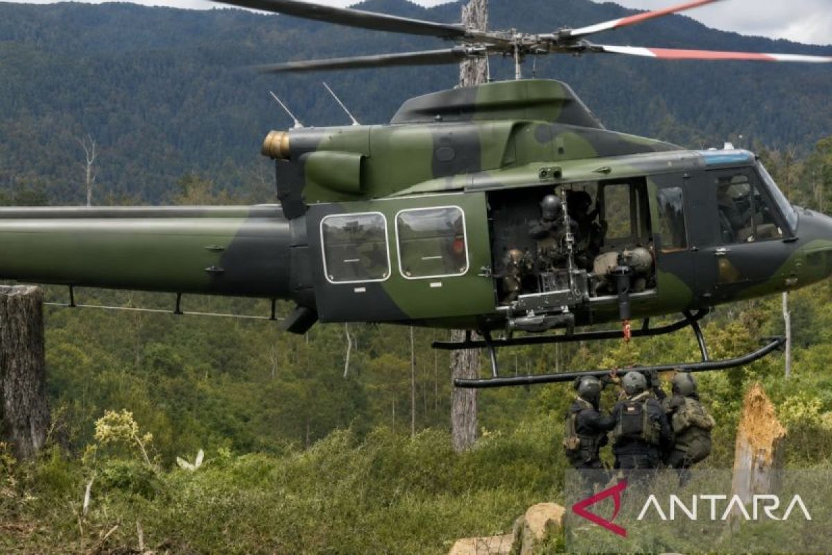 TNI Evacuates Resident from OPM-Prone Area in Papua