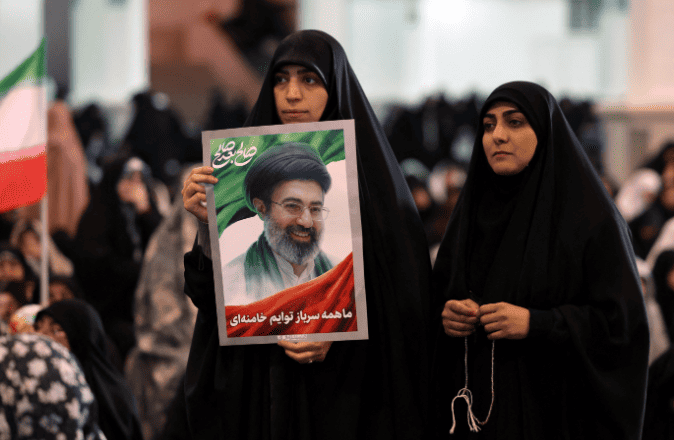 Mojtaba Khamenei Makes First Public Appearance, Discusses Economy and War with President Pezeshkian