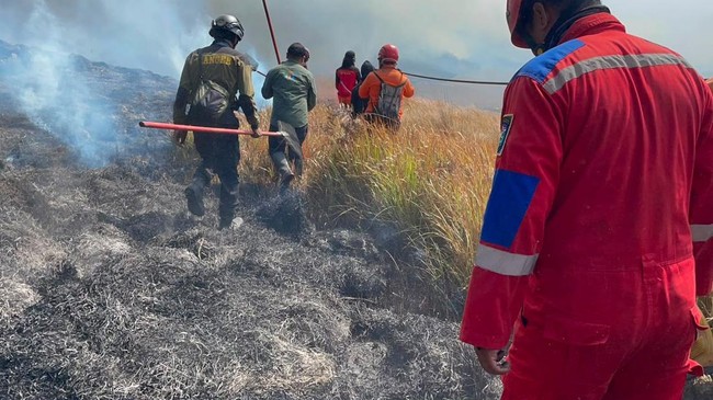 Minister Explains Why Weather Modification Cannot Be Used to Fight Bromo Fires