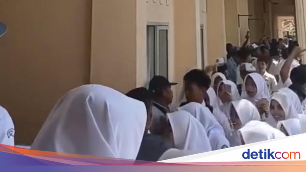 Hundreds of Students at SMAN 1 Jonggat Protest School Facilities, Ending in Unrest