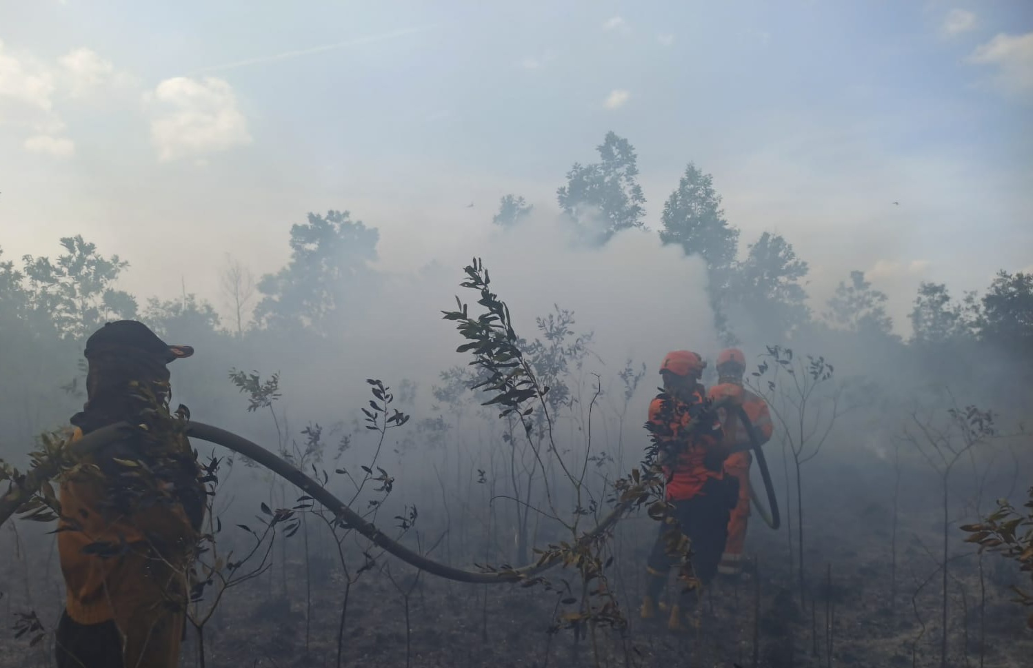 Basirih Landfill in Banjarmasin Catches Fire Amid Worsening Dry Season
