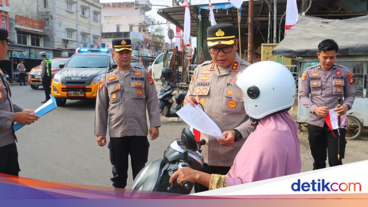 South Sumatra Police Distribute National Flags to PALI Residents Ahead of Independence Day