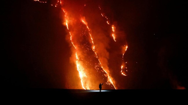 Residents Burning Charcoal Blamed for 125-Hectare Forest Fire on Mount Bromo
