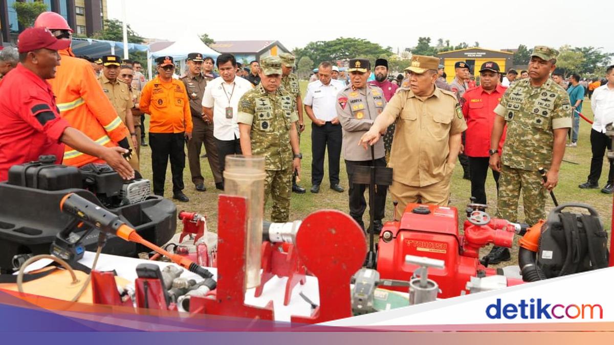 Riau Police Chief Stresses TNI-Police-Regional Government Collaboration in Forest Fire Alert Parade