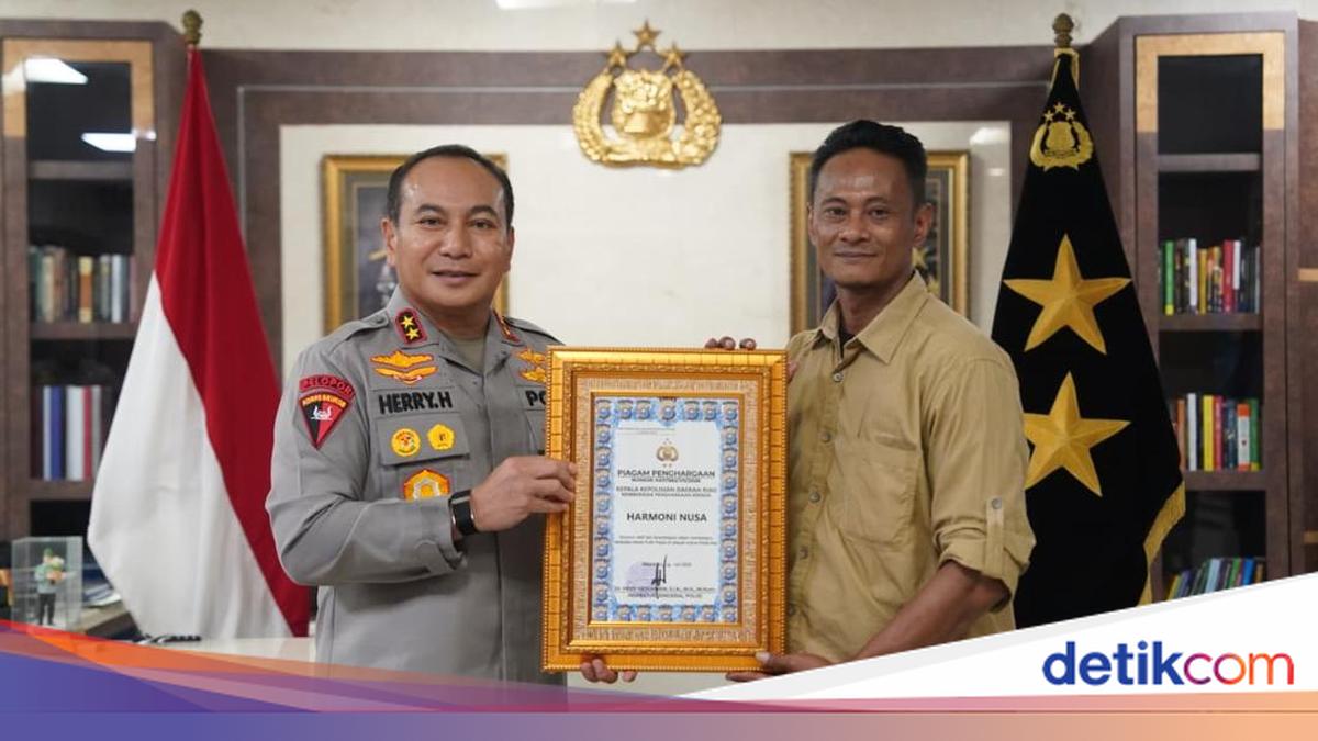Riau Police Chief Awards Foundations Supporting the 'Merah Putih Presisi' Bridge Programme