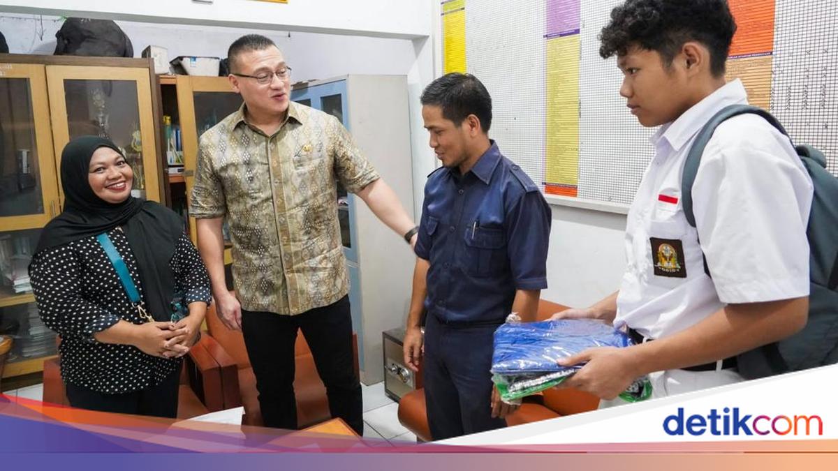 DKI Jakarta Council Member Kenneth Helps Student Overcome School Fee Arrears