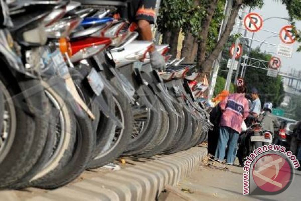 Illegal Parking Attendant Who Went Viral for Demanding Rp5,000 Tests Positive for Drugs