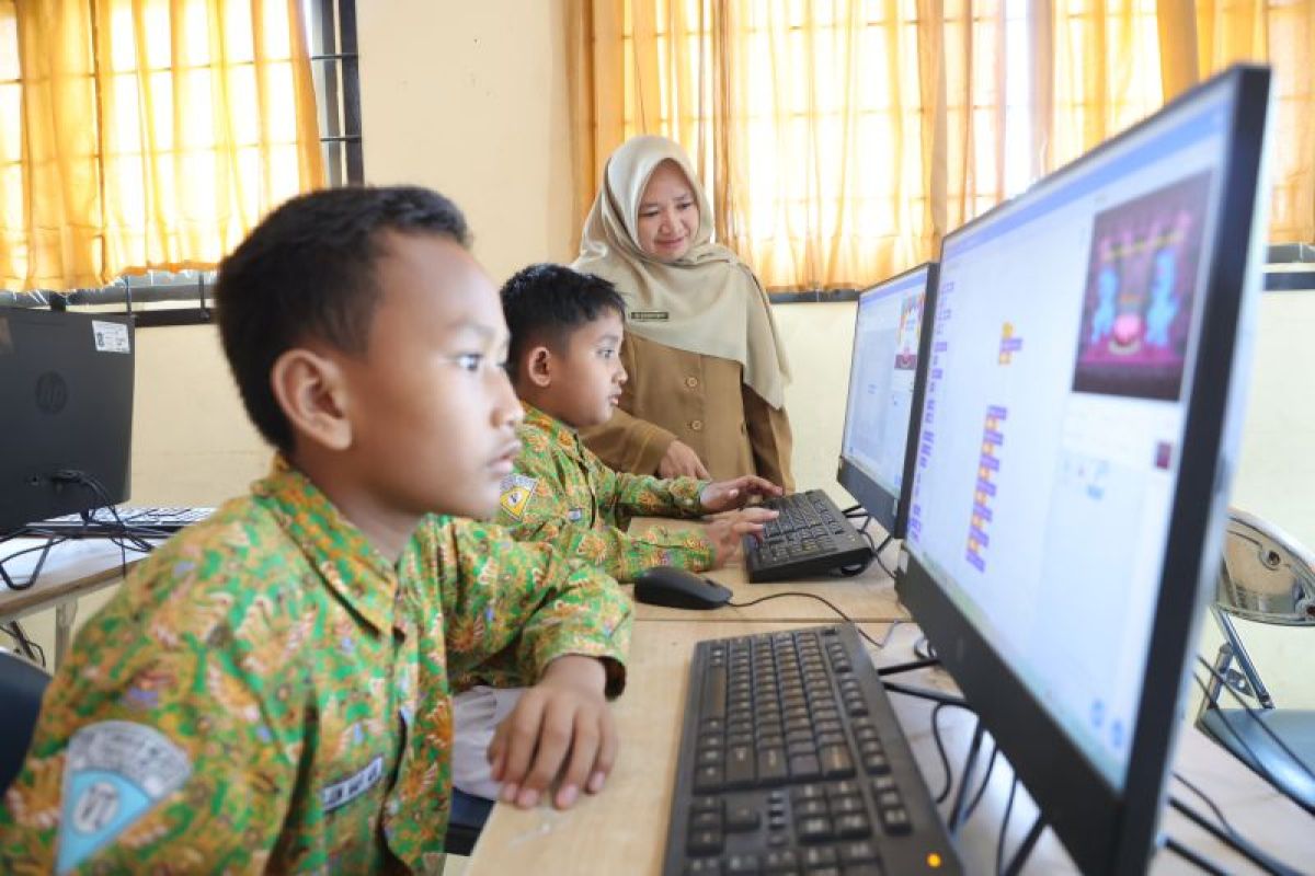 Small hands open the door to language: Surabaya students develop AI sign language app
