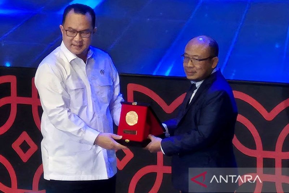 Yesterday's highlights: UNS battery researcher award to Bromo forest fires