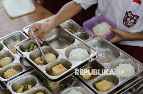 Free Nutritious Meals Labelled: Must Be Consumed Within Four Hours of Cooking to Prevent Poisoning