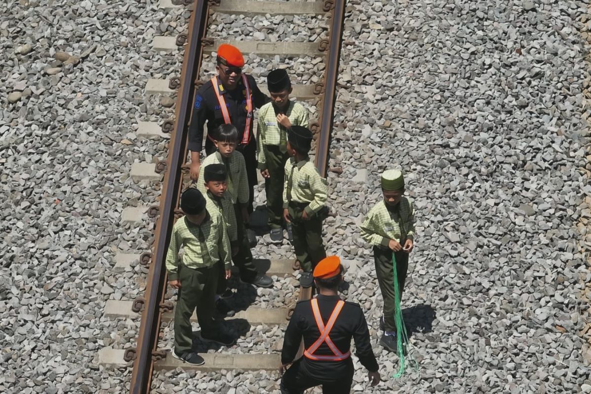 KAI Jember Educates Public on Dangers of Placing Objects on Railway Tracks