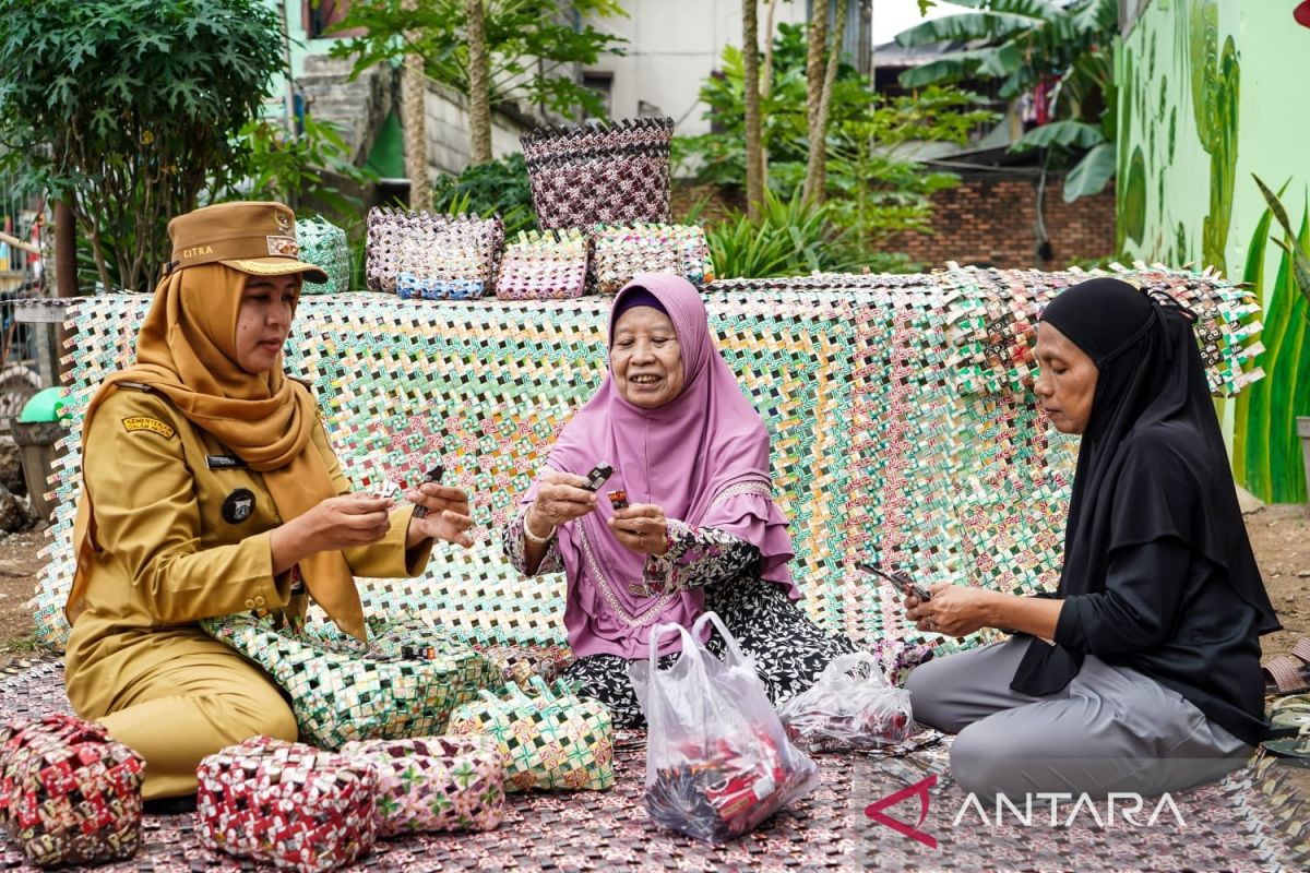 Paseban Village Develops Waste Processing into Economically Valuable Crafts