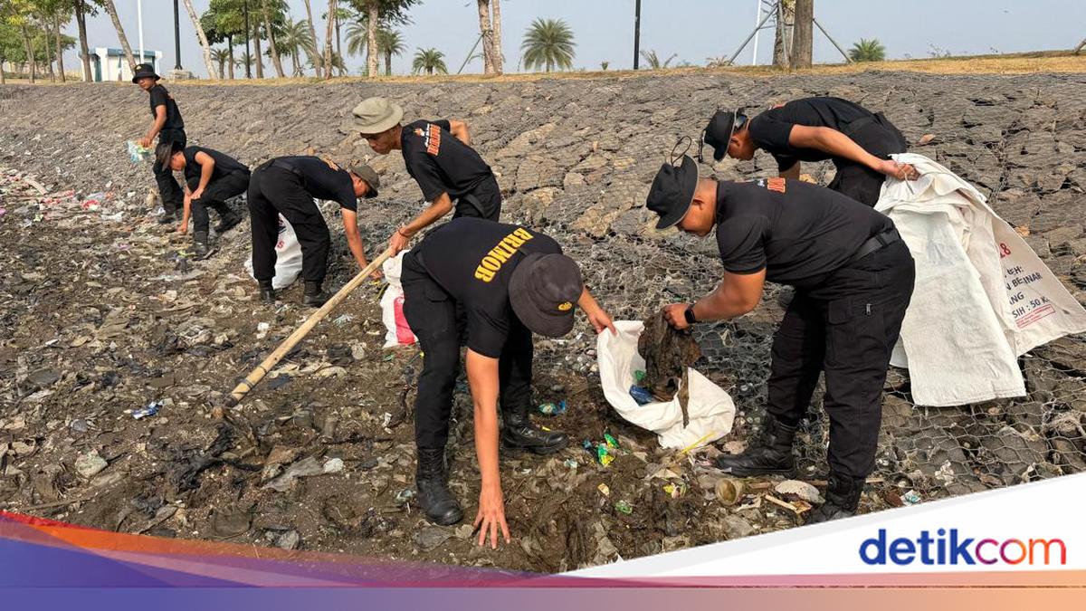 Brimob Launches ASRI Movement to Clean Up Kaligaga Beach