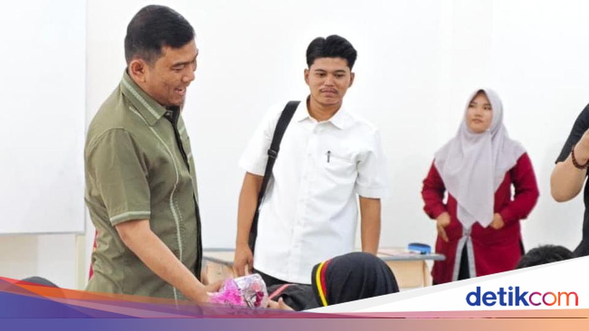 Gerindra Legislator Rocky Candra Distributes Rp300 Million Aid to Muhammadiyah Elementary School in Sungai Penuh