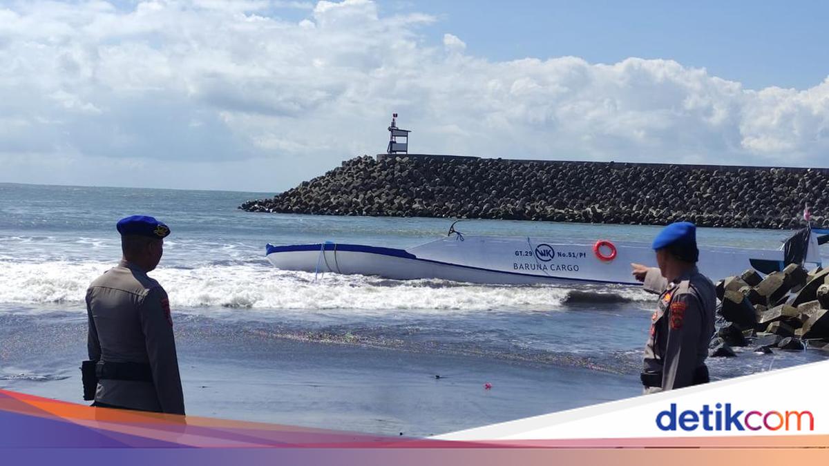 Cargo Ship Bound for Nusa Lembongan Sinks off Padang Galak