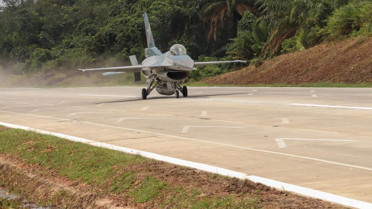 Indonesian Air Force Studies East Java Toll Roads as Emergency Aircraft Runways