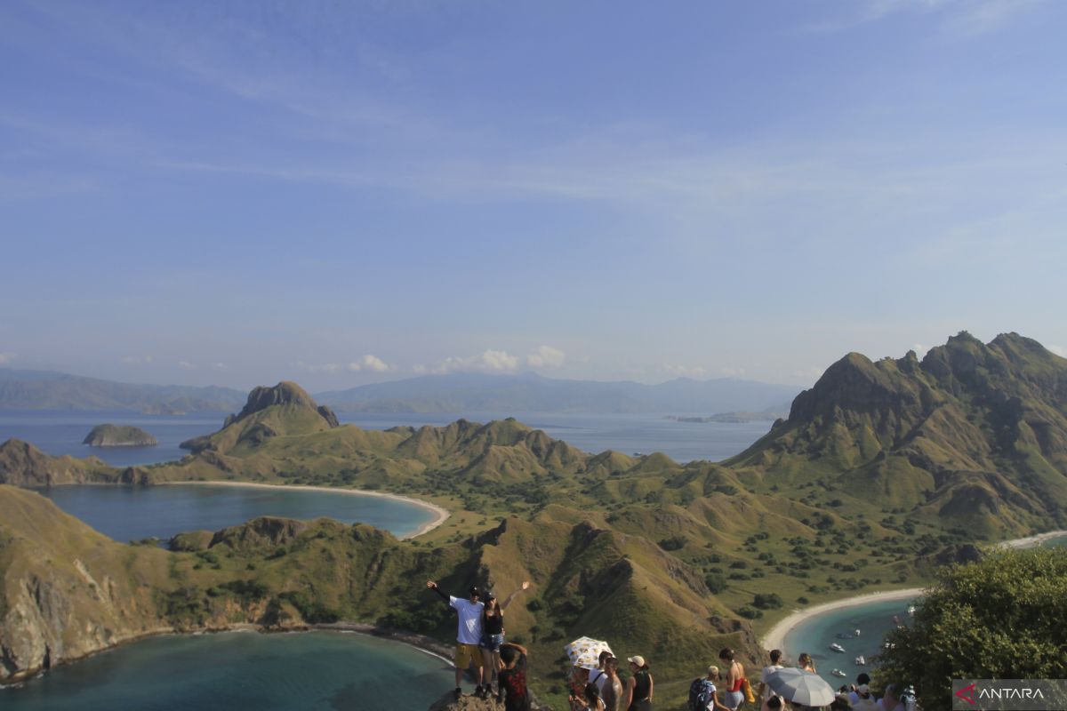 KSOP Labuan Bajo Sanctions Captain for Sailing During Bad Weather Ban
