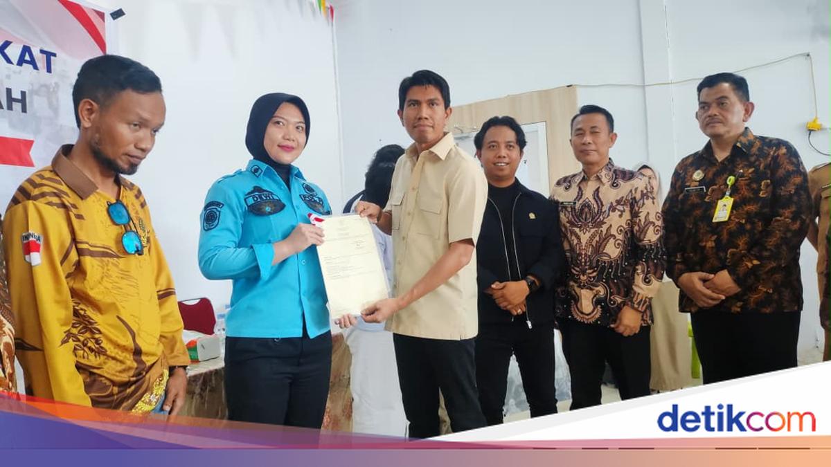 DPR Deputy Speaker Bahtra Distributes Land Certificates and Basic Necessities During Kolaka Recess