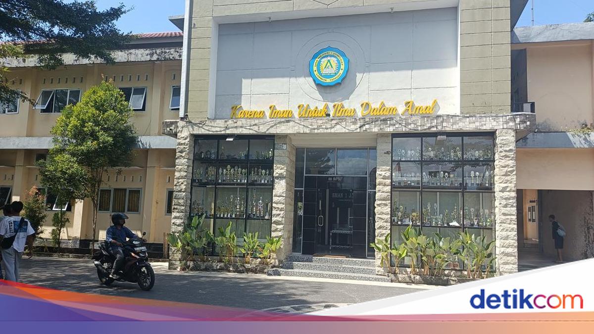 SMAN 1 Jonggat Closed After Students Protest Over School Facilities
