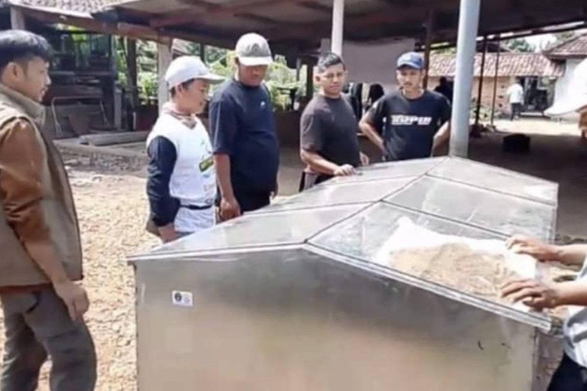 UNU Lampung develops solar dryer technology for independent fish feed production