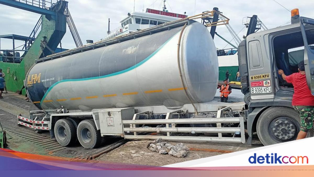 Ramp Door of KMP Perkasa Prima V Breaks at Gilimanuk, Cement Tanker Trapped