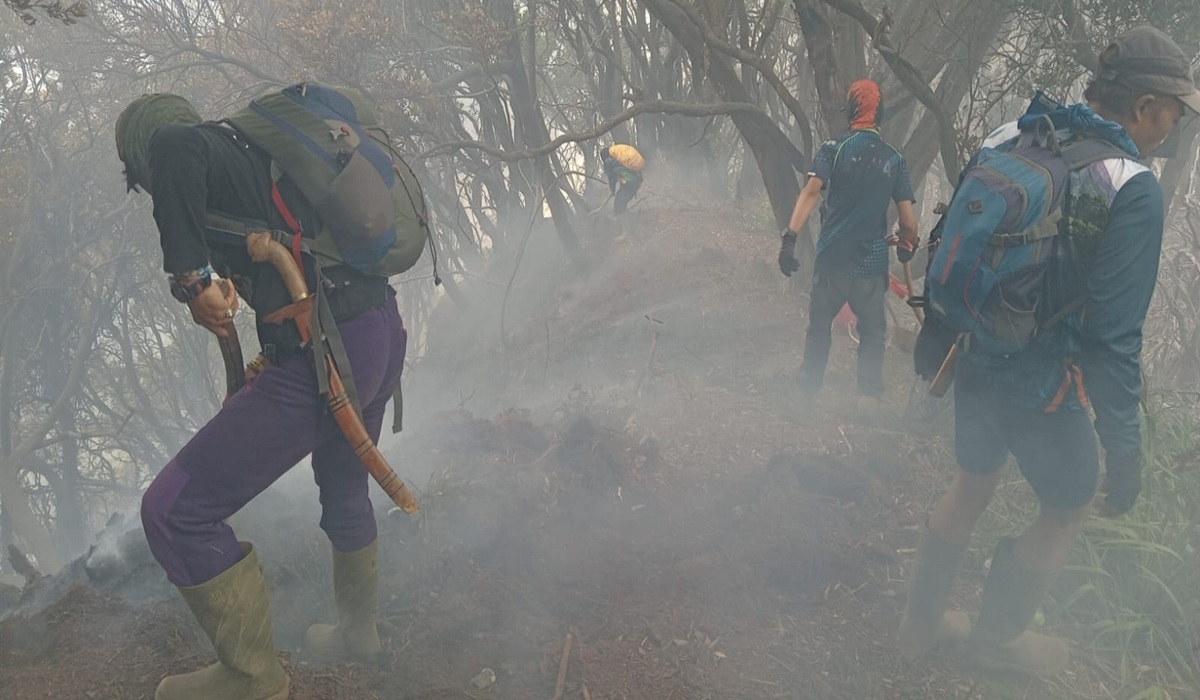 Fire on Mount Gede Remains Uncontained