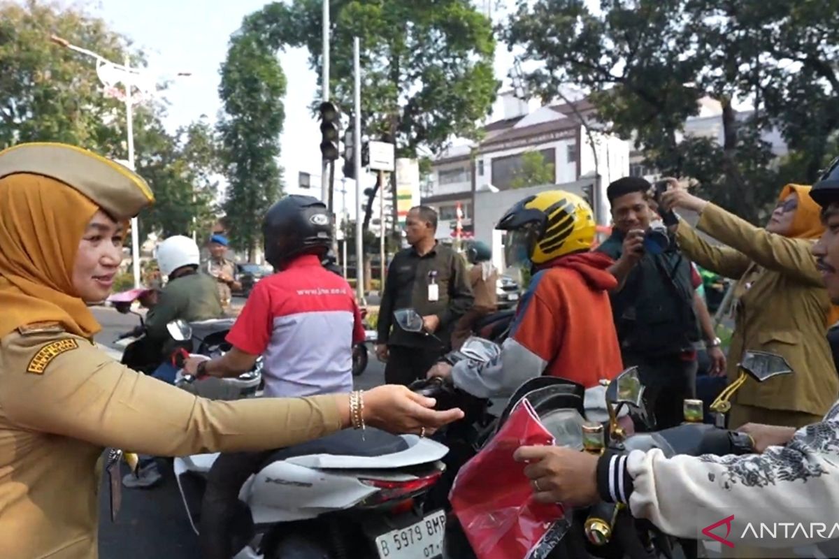 West Jakarta Administration Distributes 8,000 Flags Ahead of Independence Day