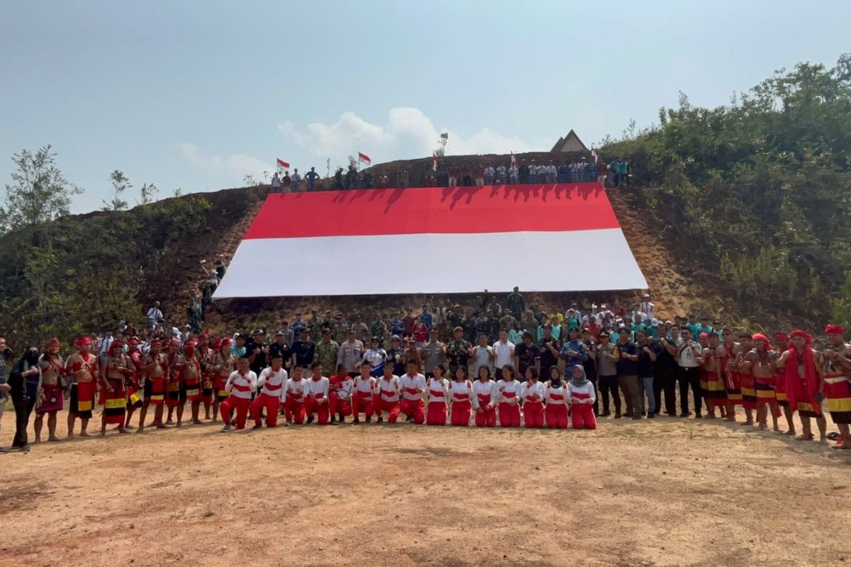 Indonesian Border Community Marks Independence Day with Flag Display and Parade