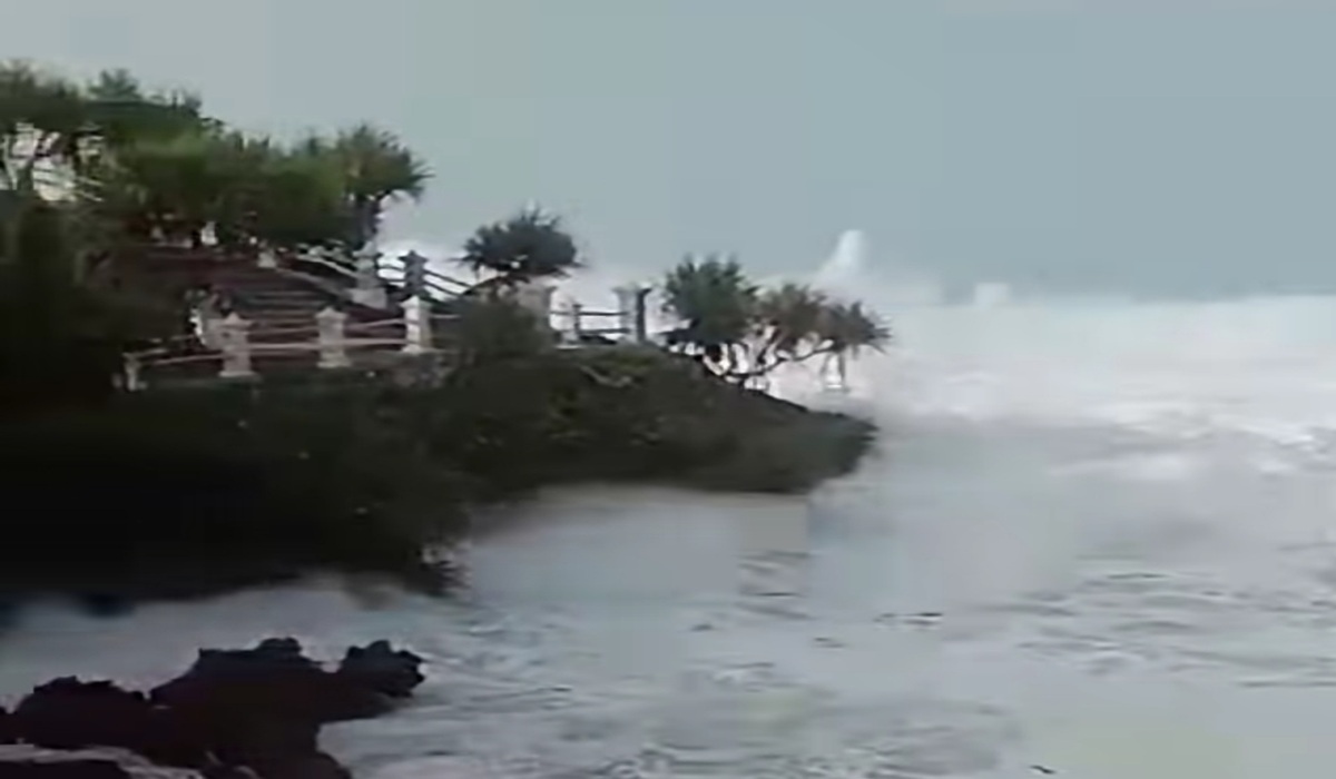 4-Metre High Waves Batter Southern Coast of Central Java and Yogyakarta