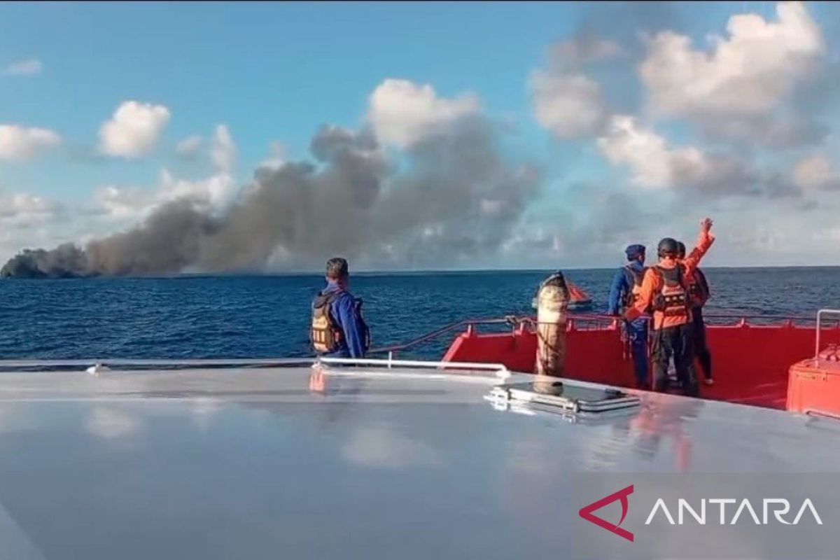 SAR Team Evacuates Passengers from Burning Ferry in Lombok Strait