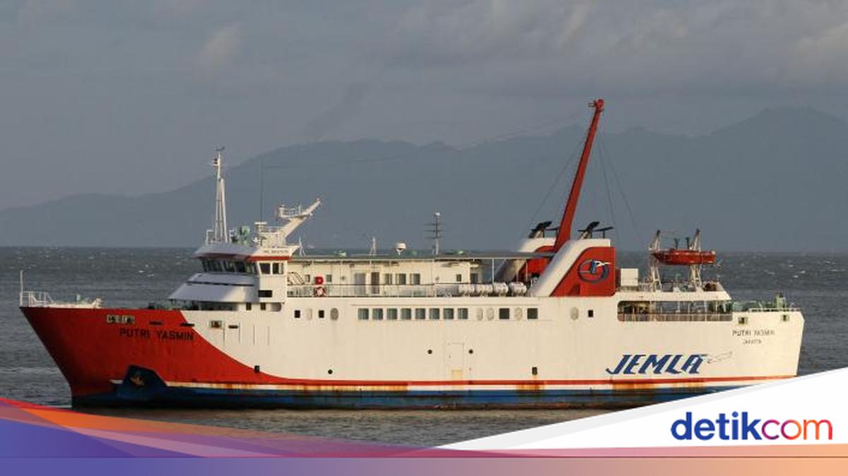 Three Ships and Helicopter Deployed to Evacuate Passengers from KMP Putri Yasmin