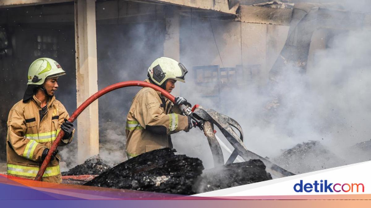 Firefighting Efforts at East Jakarta Frame Factory Continue After 15 Hours