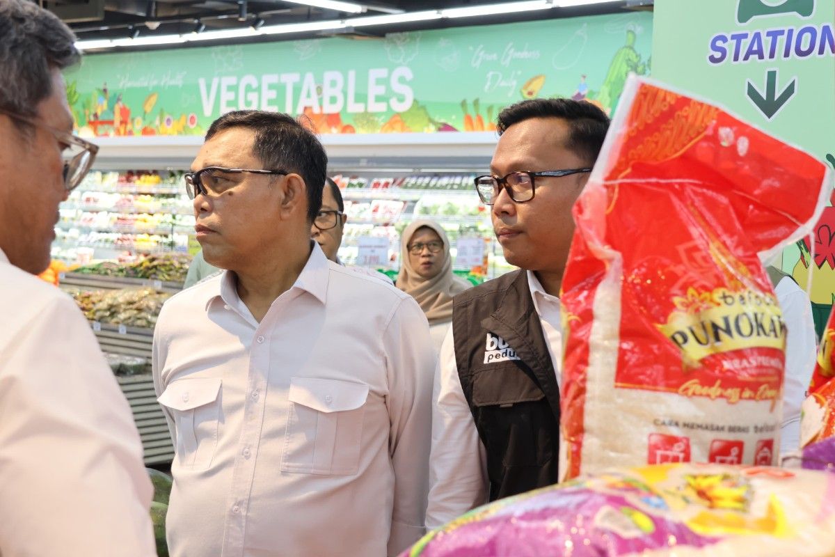 Bulog Deputy Director Conducts Surprise Inspection of Retailers and Warehouses in Palangka Raya