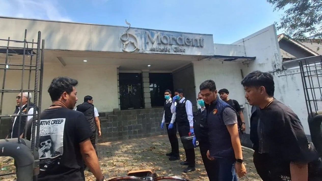 Exhumation of Sutrimo Finds No Signs of Violence, Police Await Toxicology Results