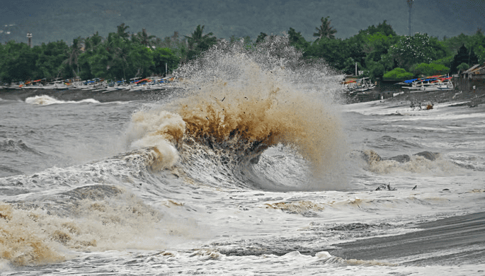 High Waves Batter Yogyakarta's Southern Coast