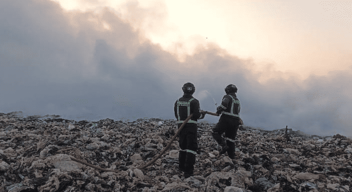 Ciniru Landfill Fire: Strong Winds Hinder Firefighting Efforts in Kuningan