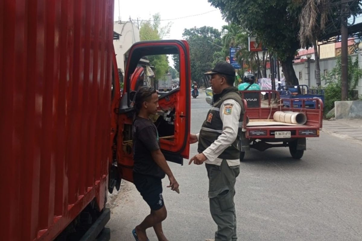 Joint Task Force Cracks Down on Illegally Parked Trucks in Cengkareng