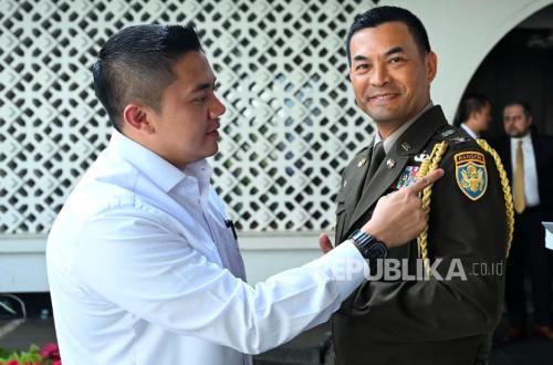 Moment of Camaraderie: Cabinet Secretary Teddy and US Attaché Share Ranger Tab Bond at Palace
