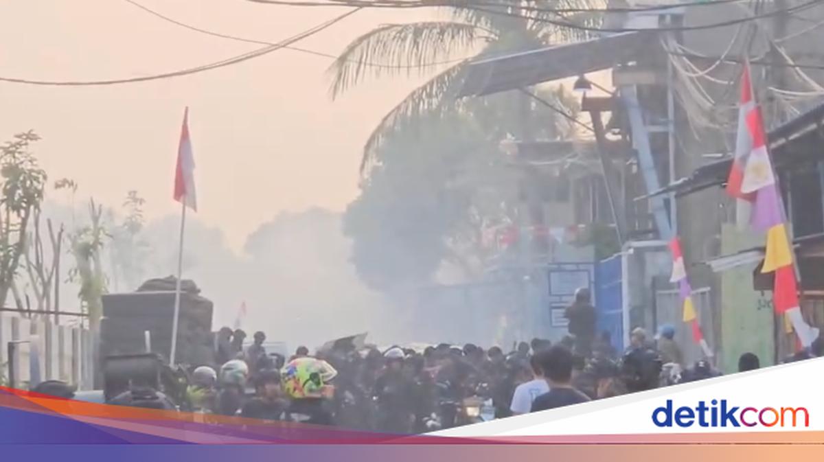 Drug Lord Loyalists in Kampung Bahari Fight Back, Officers Pelted with Firecrackers
