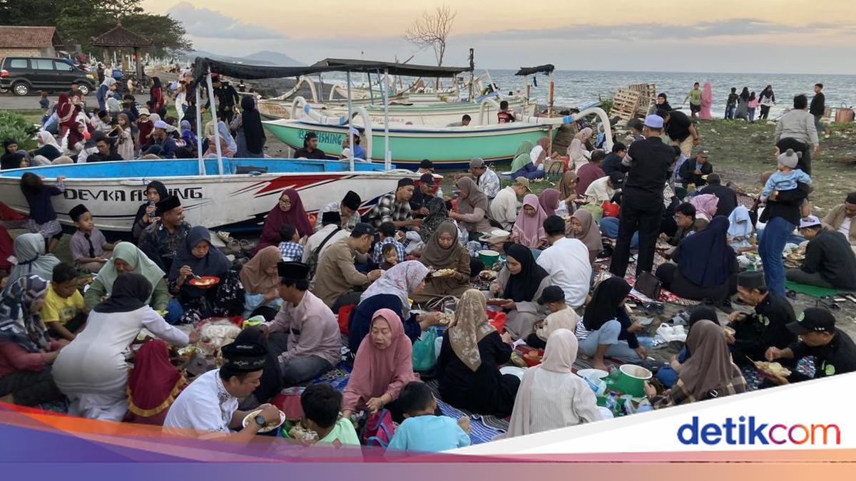 Kusamba and Gelgel Villagers Hold Megibung Feast by the Sea