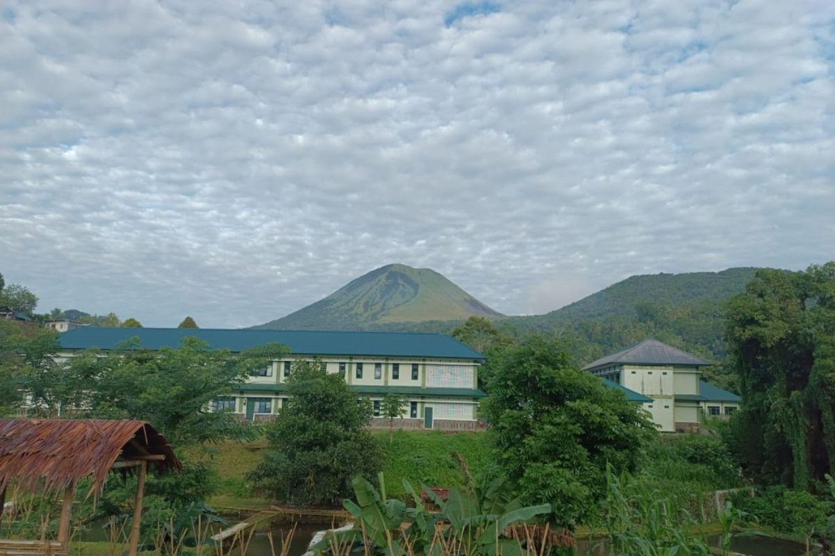 Tomohon City Government Bans Mount Lokon Hikes to Prevent Forest Fires
